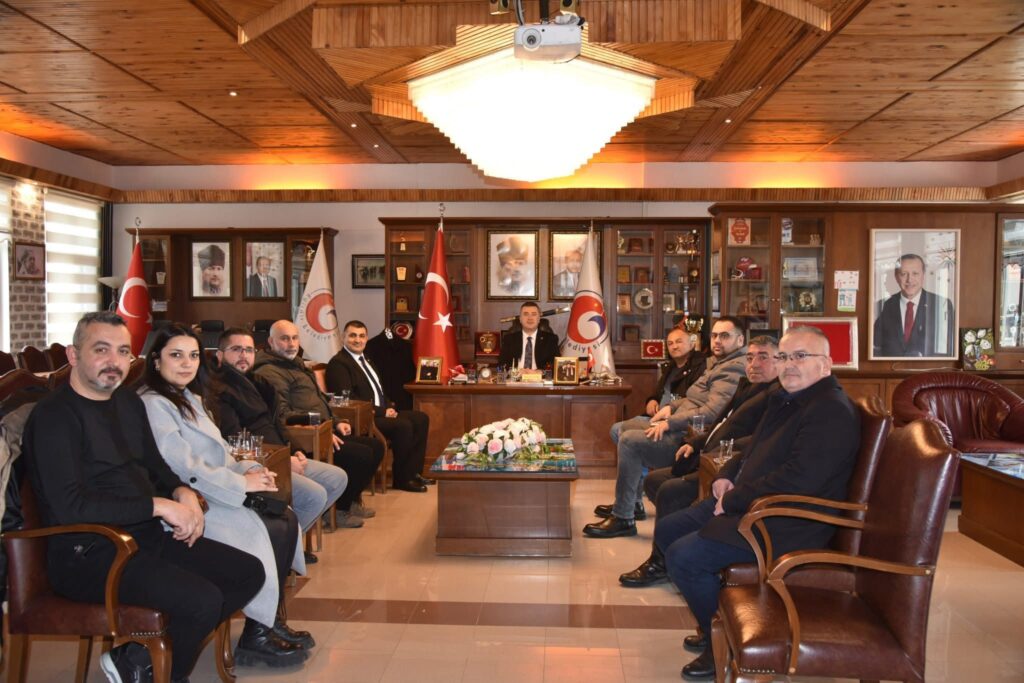 Eğirdir Belediye Başkanı Mustafa Özer’den Bayrak Hassasiyeti: Şoförler Odası Ziyaretinde Anlamlı Hediye Mustafa Ozer Ali Oz 5