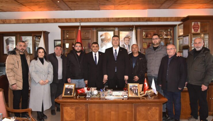 Eğirdir Belediye Başkanı Mustafa Özer’den Bayrak Hassasiyeti: Şoförler Odası Ziyaretinde Anlamlı Hediye