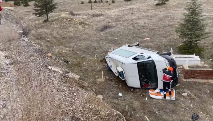 Şarkikaraağaç’ta Minibüs Şarampole Yuvarlandı: 3 Yaralı