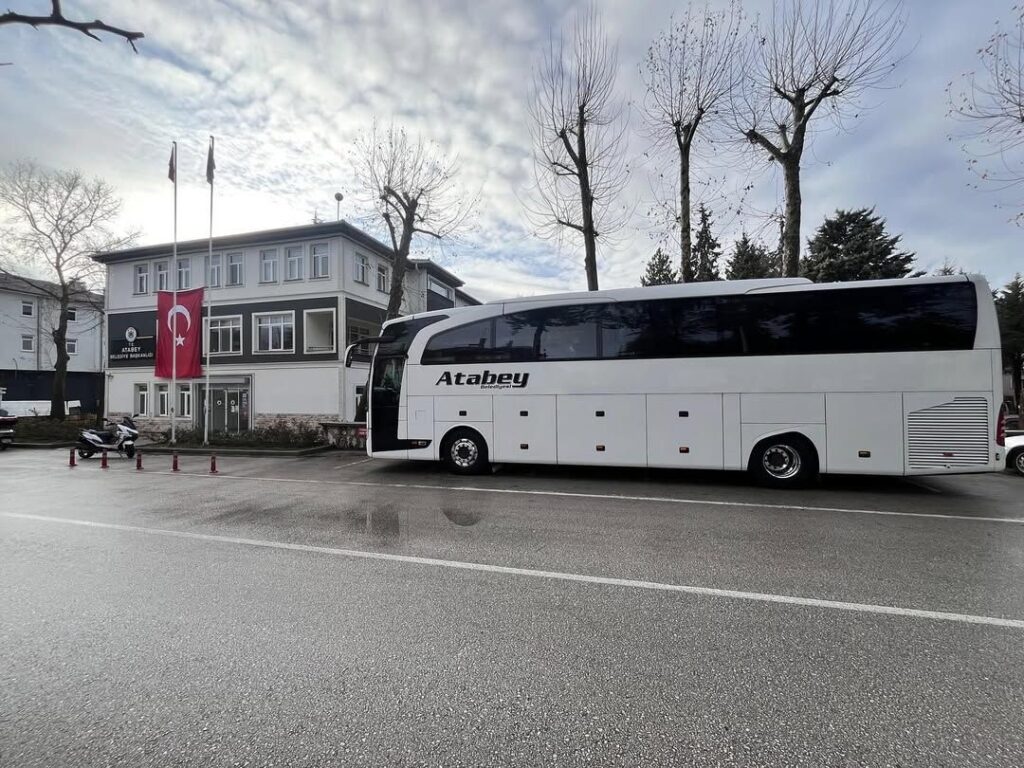 Atabey’de Ulaşım Hamlesi: Başkan Serdar Pehlivan Yeni Otobüsü Hizmete Aldı atabey otobus 3