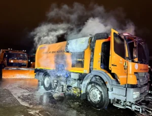 Karayolları Kamyonu Alevlere Teslim Oldu: Kamyon Metal Yığınına Döndü