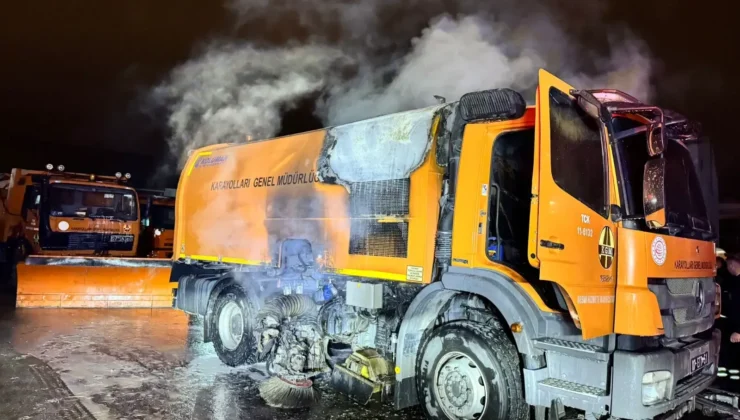 Karayolları Kamyonu Alevlere Teslim Oldu: Kamyon Metal Yığınına Döndü