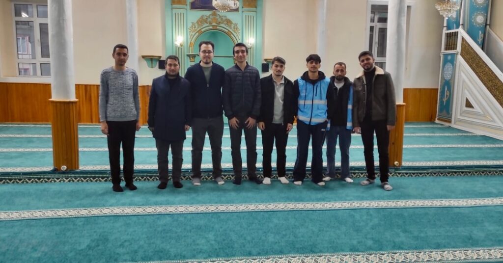Isparta’da Gençlerin Örnek Dayanışması: Ağa Camii İmece Usulü Temizlendi Genclerden Ornek Davranis 2