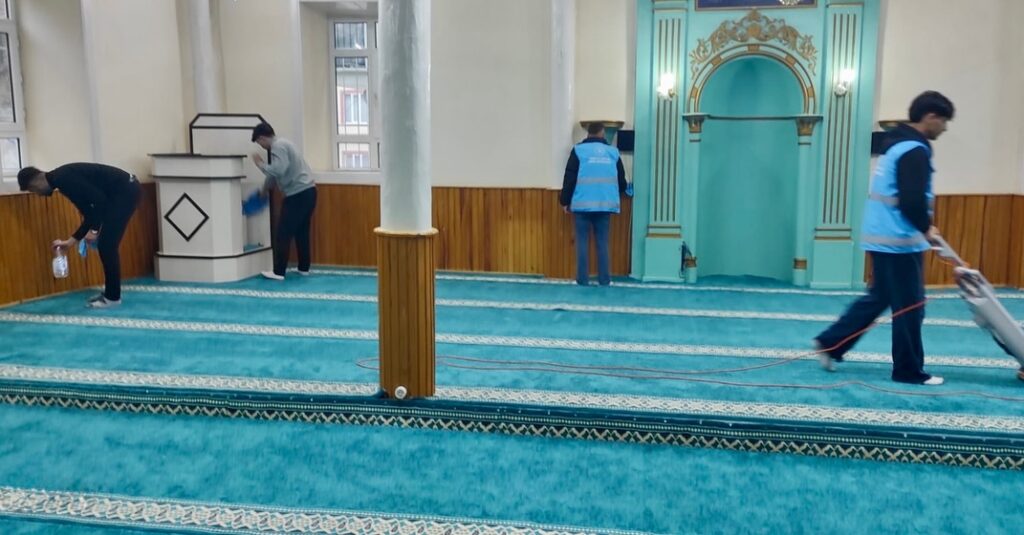 Isparta’da Gençlerin Örnek Dayanışması: Ağa Camii İmece Usulü Temizlendi Genclerden Ornek Davranis 3