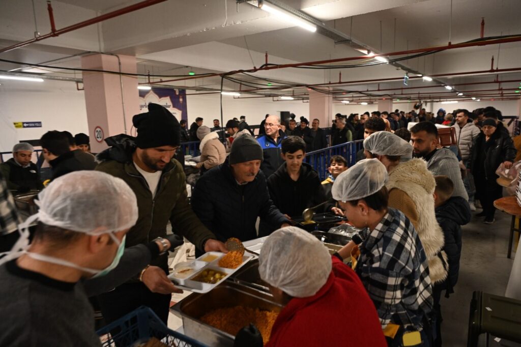 Ramazan’ın Adresi İstiklal Otoparkı: Isparta Belediyesi’nden Muazzam İftar Hizmeti Iftar Isparta Belediyesi 2