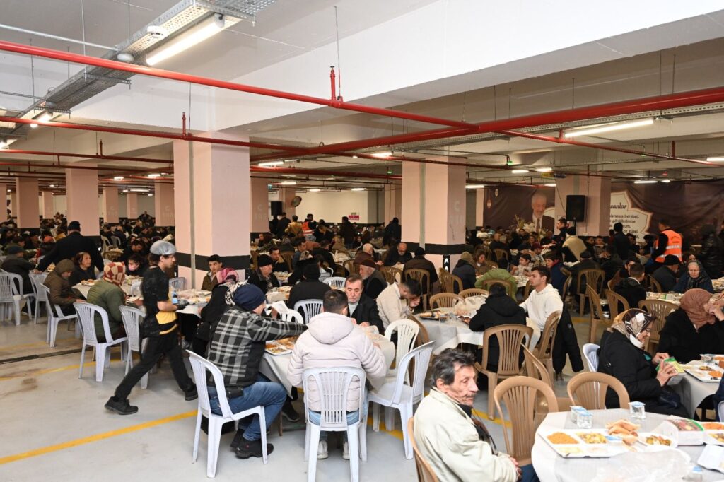 Ramazan’ın Adresi İstiklal Otoparkı: Isparta Belediyesi’nden Muazzam İftar Hizmeti Iftar Isparta Belediyesi 3