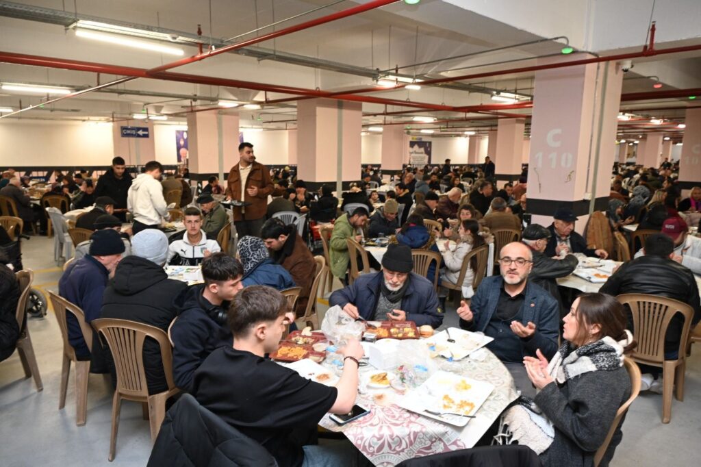 Ramazan’ın Adresi İstiklal Otoparkı: Isparta Belediyesi’nden Muazzam İftar Hizmeti Iftar Isparta Belediyesi 4