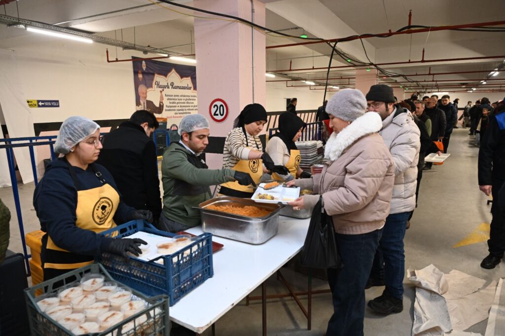 Ramazan’ın Adresi İstiklal Otoparkı: Isparta Belediyesi’nden Muazzam İftar Hizmeti Iftar Isparta Belediyesi 5