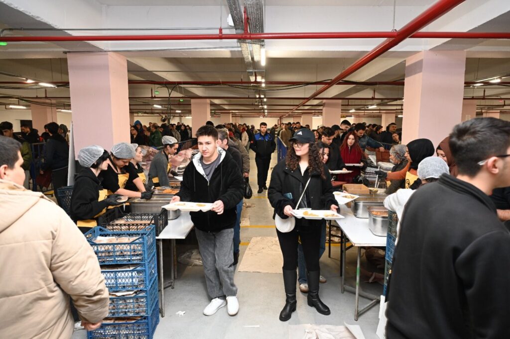 Ramazan’ın Adresi İstiklal Otoparkı: Isparta Belediyesi’nden Muazzam İftar Hizmeti Iftar Isparta Belediyesi 6