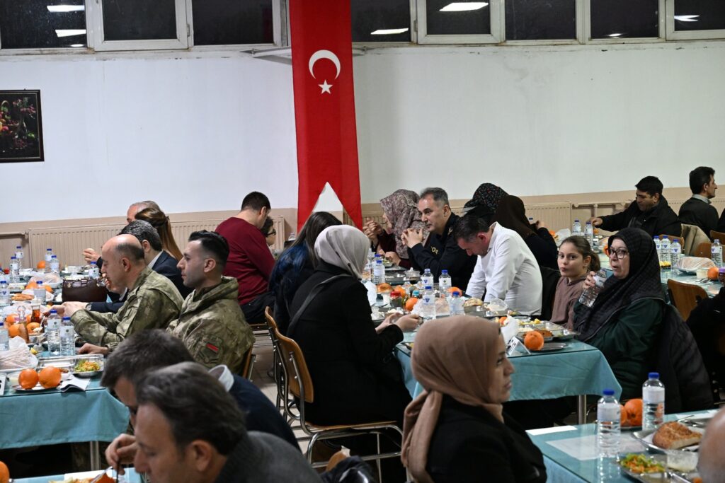 Isparta 40’ıncı Komando Tugayı’nda İftar: Kahramanlar ve Emanetleri Buluştu Isparta Askeriye Abdullah ERIN 10