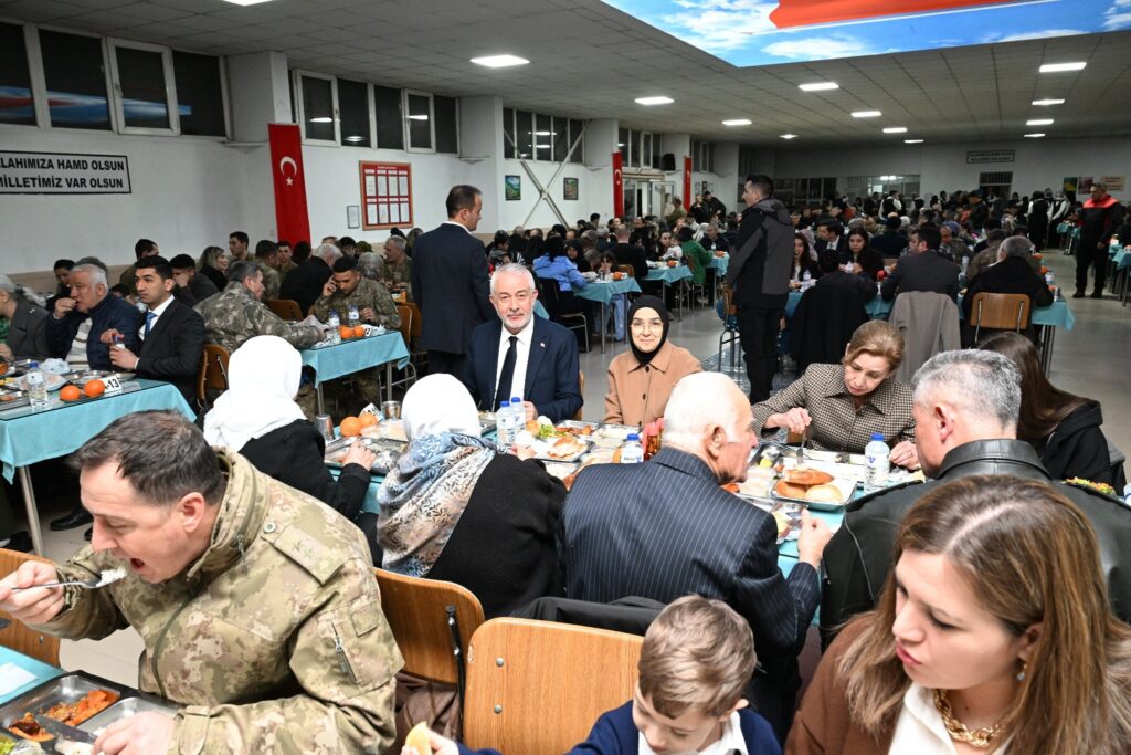 Isparta 40’ıncı Komando Tugayı’nda İftar: Kahramanlar ve Emanetleri Buluştu Isparta Askeriye Abdullah ERIN 5