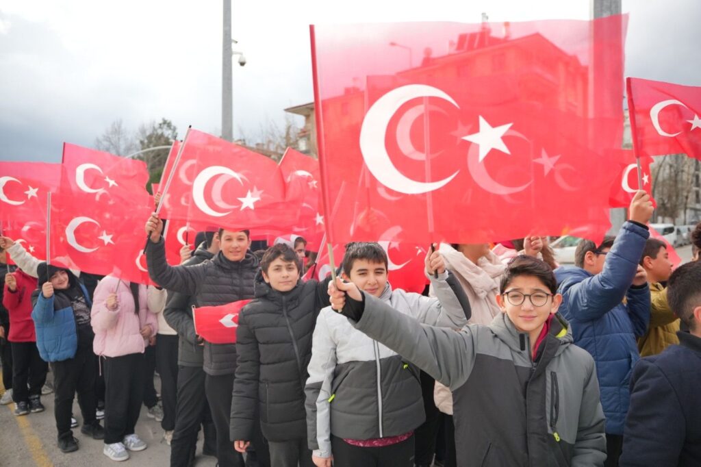 Isparta Semalarında Al Sancak Dalgalandı: Bayrağa Sevgi Yürüyüşü Gerçekleştirildi Isparta Bayrak 4