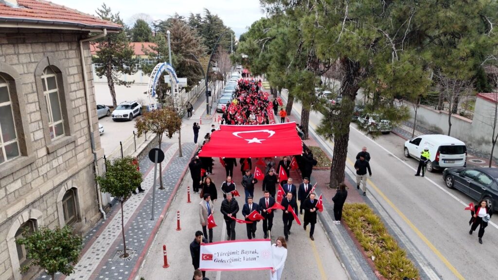 Isparta Semalarında Al Sancak Dalgalandı: Bayrağa Sevgi Yürüyüşü Gerçekleştirildi Isparta Bayrak 5
