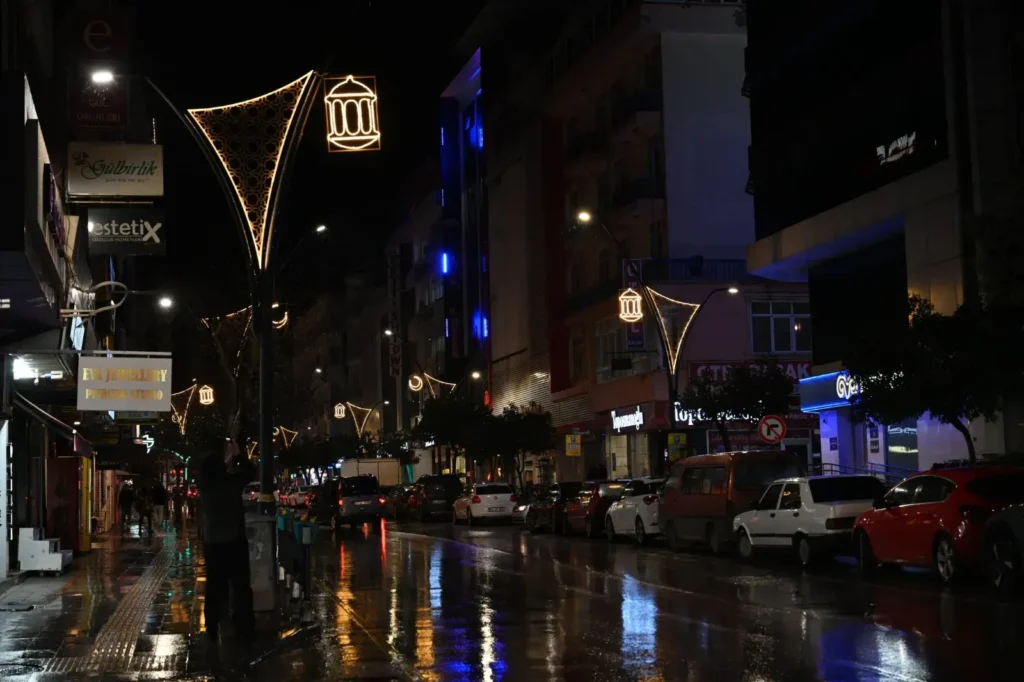 Isparta’nın Kalbi Ramazan İçin Atıyor: Cami Meydanları ve Caddeler Süslendi Isparta Ramazan Geceleri 10
