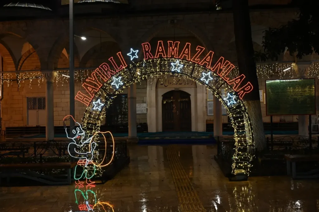 Isparta’nın Kalbi Ramazan İçin Atıyor: Cami Meydanları ve Caddeler Süslendi Isparta Ramazan Geceleri 2