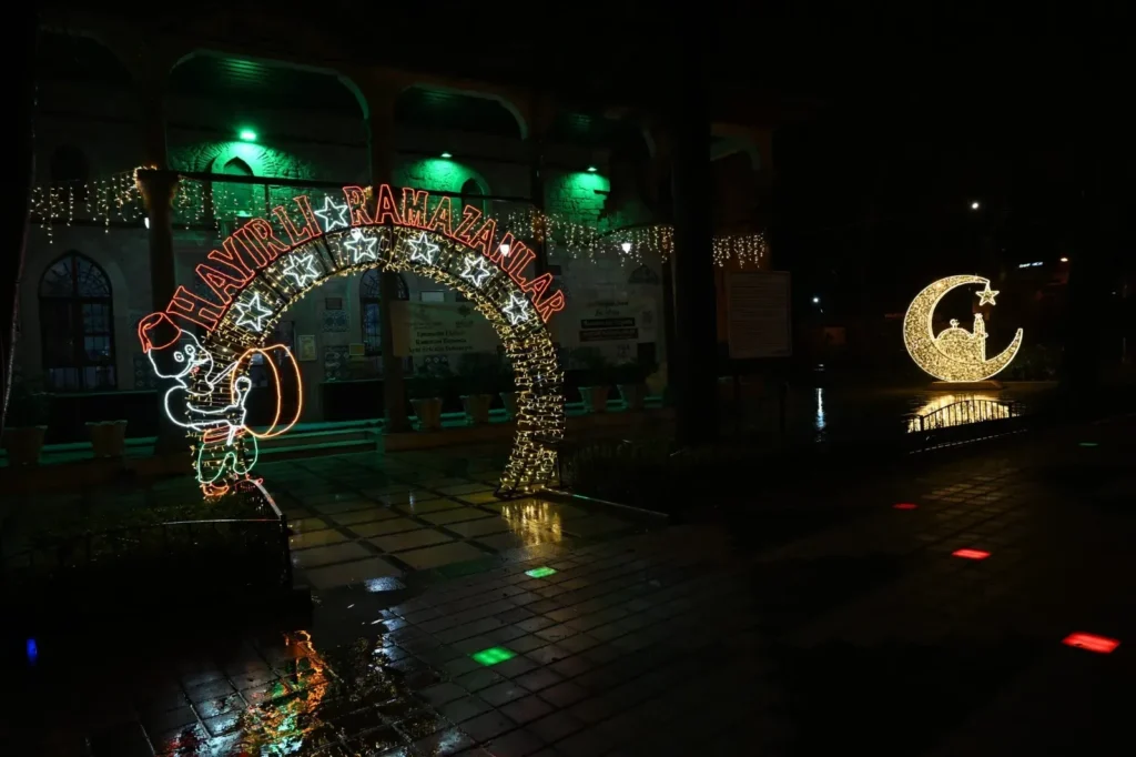 Isparta’nın Kalbi Ramazan İçin Atıyor: Cami Meydanları ve Caddeler Süslendi Isparta Ramazan Geceleri 4