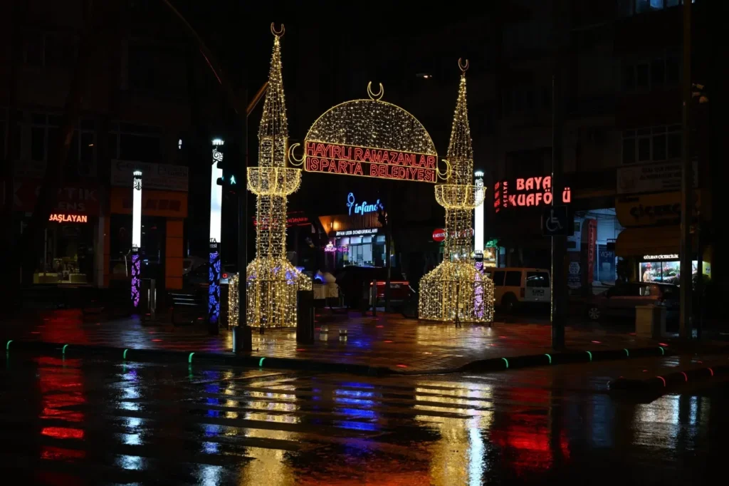 Isparta’nın Kalbi Ramazan İçin Atıyor: Cami Meydanları ve Caddeler Süslendi Isparta Ramazan Geceleri 5