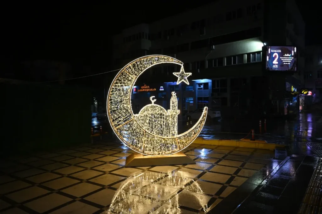 Isparta’nın Kalbi Ramazan İçin Atıyor: Cami Meydanları ve Caddeler Süslendi Isparta Ramazan Geceleri 6