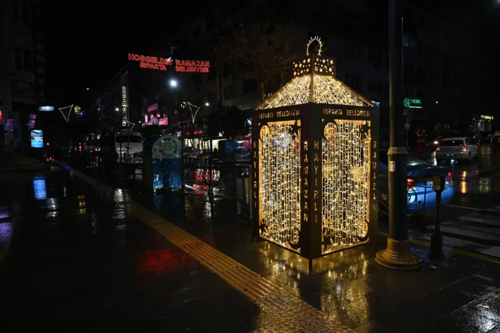 Isparta’nın Kalbi Ramazan İçin Atıyor: Cami Meydanları ve Caddeler Süslendi Isparta Ramazan Geceleri 8