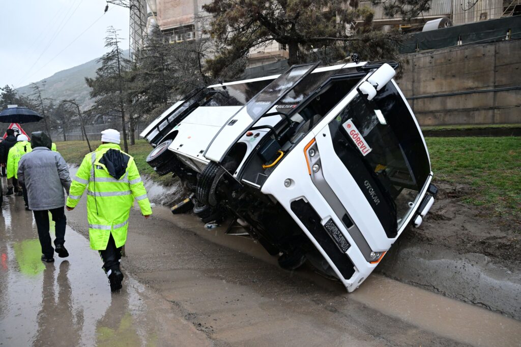 Isparta-Burdur Yolunda Korkutan Kaza: Cezaevi Aracı Yan Yattı Kaza Goltas 3