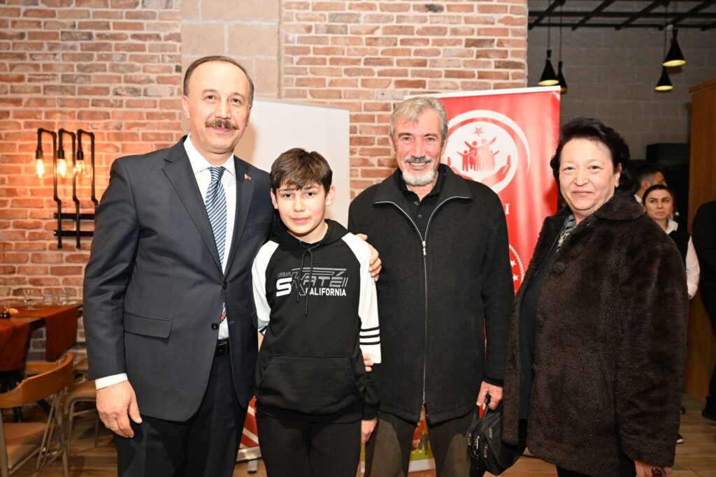 Isparta’nın Şefkat Sofrası: Vali Erin Koruyucu Ailelerle İftarda Buluştu Koruyucu Aileler Isparta 3