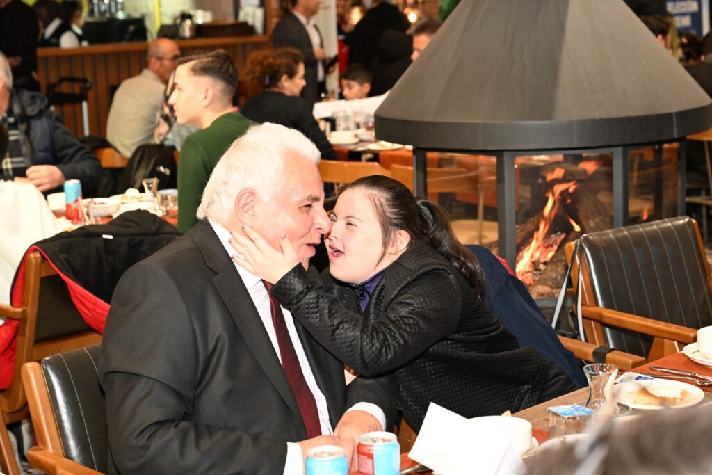 Isparta’nın Şefkat Sofrası: Vali Erin Koruyucu Ailelerle İftarda Buluştu Koruyucu Aileler Isparta 5