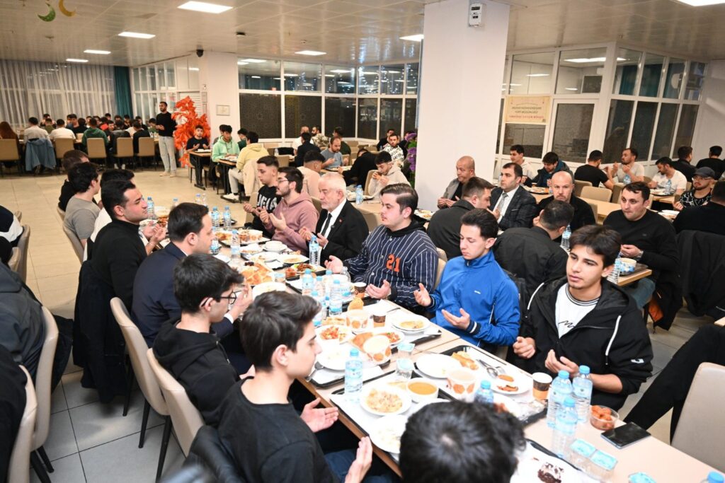 Başkan Başdeğirmen’den KYK Yurdu’na Sürpriz Ziyaret: Gençlerle İftar Açtı Kyk Baskan Iftar 3
