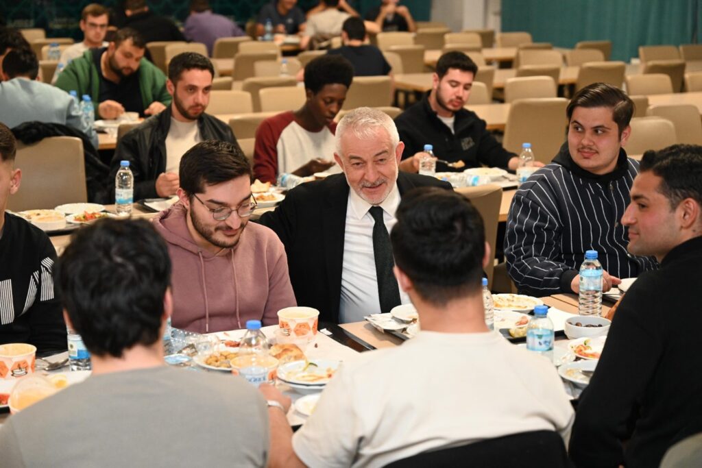 Başkan Başdeğirmen’den KYK Yurdu’na Sürpriz Ziyaret: Gençlerle İftar Açtı Kyk Baskan Iftar 4