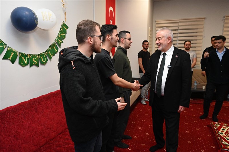 Başkan Başdeğirmen’den KYK Yurdu’na Sürpriz Ziyaret: Gençlerle İftar Açtı Kyk Baskan Iftar 7