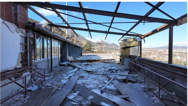 Öküzbattı’da Tahliye Skandalı: Belediye Binasını Harabeye Çevirip Gittiler