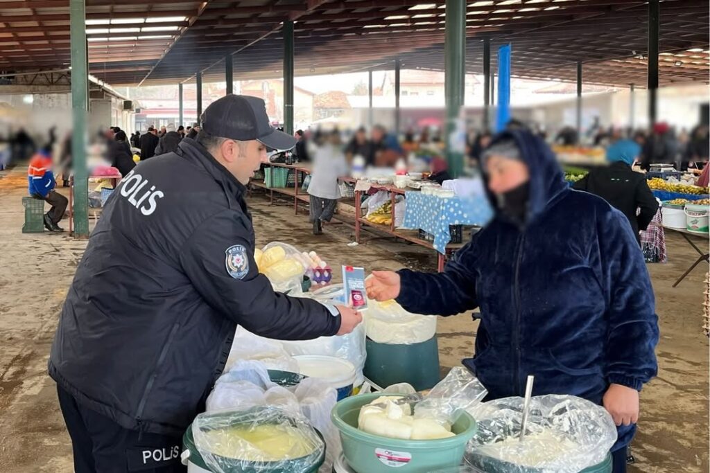 Isparta'da Polisten Vatandaşa "Uyanık Ol" Çağrısı: Dolandırıcılık ve Hırsızlığa Geçit Yok! Tek Tek Uyardılar SaveClip.App 638309966 17937523023160537 2779216895719678633 n
