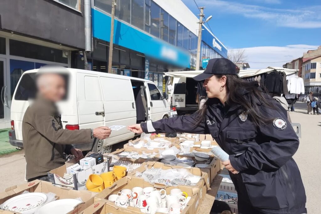 Isparta'da Polisten Vatandaşa "Uyanık Ol" Çağrısı: Dolandırıcılık ve Hırsızlığa Geçit Yok! Tek Tek Uyardılar SaveClip.App 640323528 17937523038160537 4027142255827996040 n