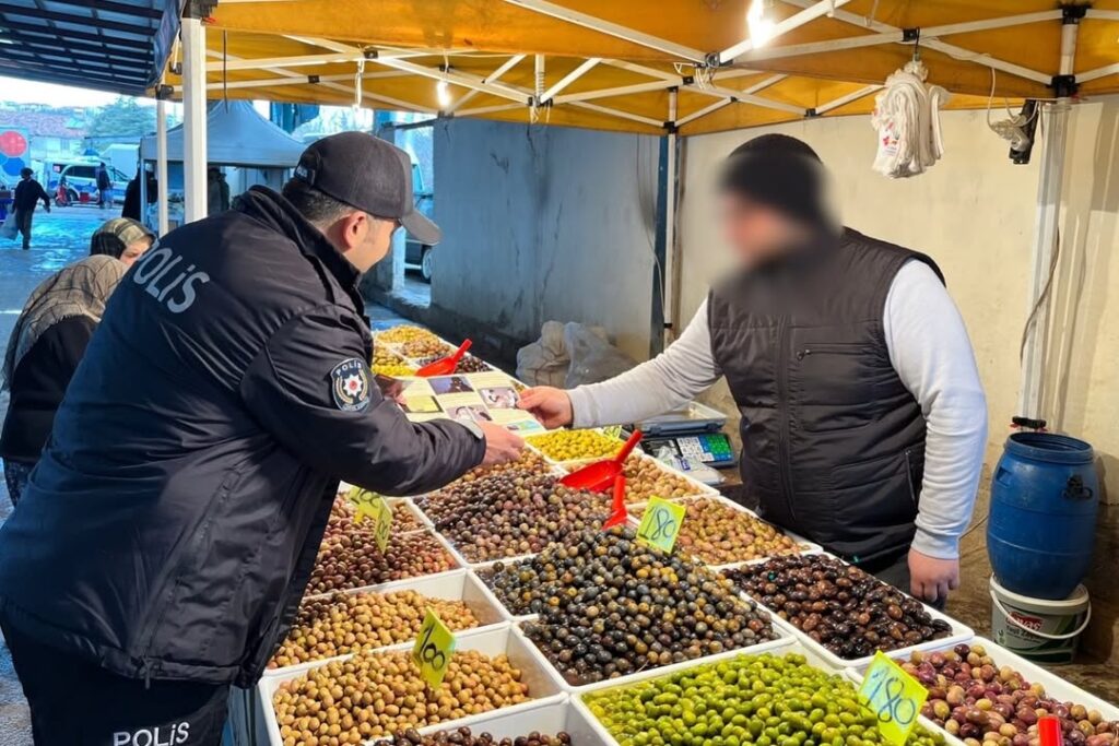 Isparta'da Polisten Vatandaşa "Uyanık Ol" Çağrısı: Dolandırıcılık ve Hırsızlığa Geçit Yok! Tek Tek Uyardılar SaveClip.App 640390027 17937523035160537 3298706310345797828 n