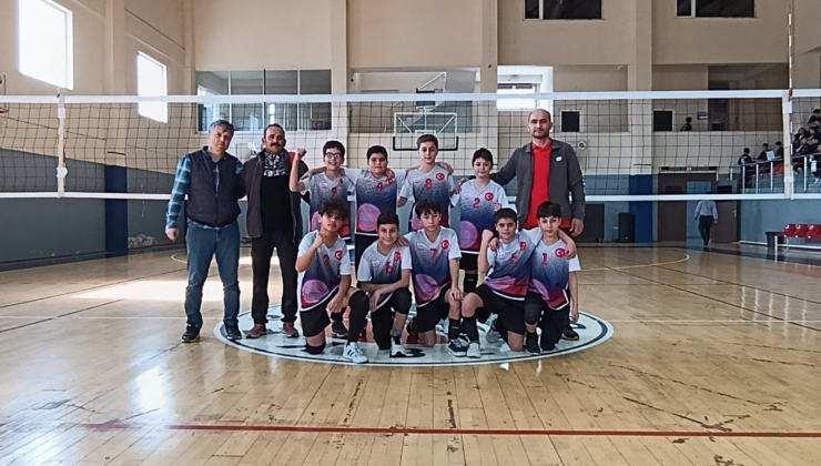 Isparta Voleybolunda Şampiyonluk Sesleri: Muhsin Kiremitçi İHO Antalya’yı Salladı