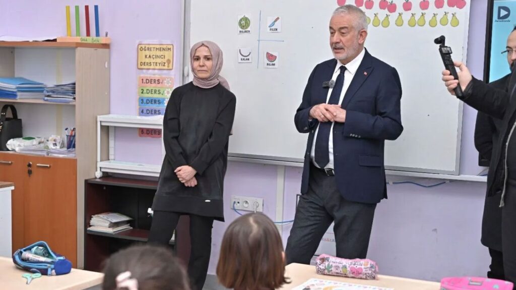 Isparta’da Sürpriz Ziyaret: Şükrü Başdeğirmen Şehit Mehmet Ünal İlkokulu’nda Baskan Ogrencileri Kirmadi 5