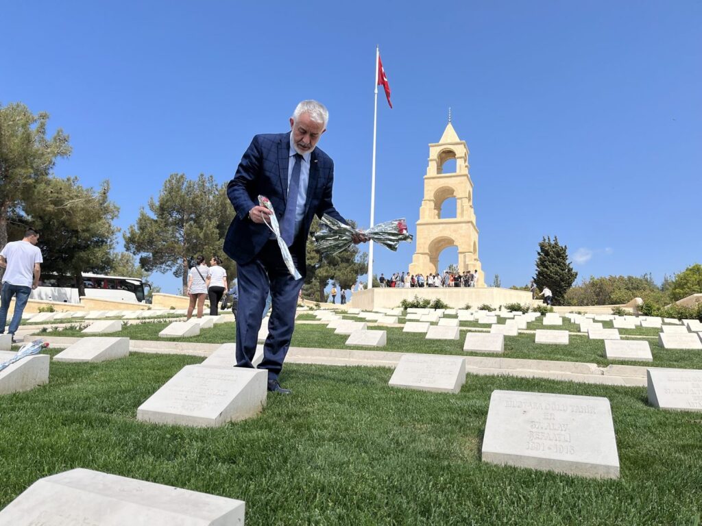 Başdeğirmen Ailesi Şehitlik Abidesi’nde: "Kefensiz Yatanların İzindeyiz" Baskan ve Esi Canakkalede 3