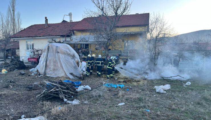 Çünür Mahallesi’nde Saman Yangını: Alevler Eve Sıçramadan Söndürüldü