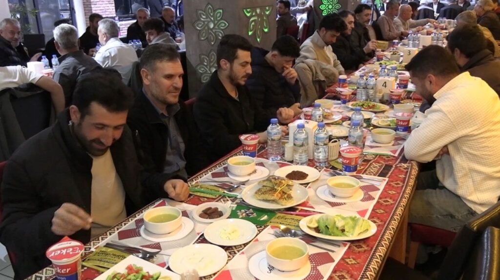 Kardeşlik Sofrasında Buluşma: HÜDA PAR Isparta'da Sivil Toplum ve Siyaset Bir Arada Hudapar Isparta Iftar 4