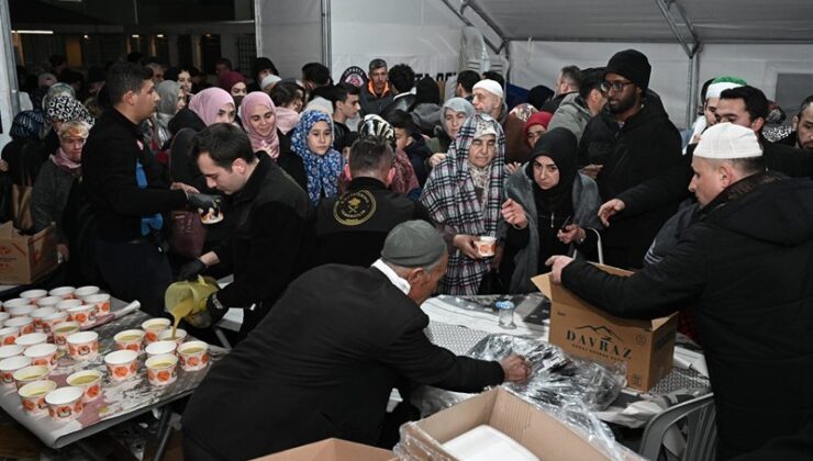 Başkan Başdeğirmen Vatandaşlarla Sahurda Buluştu: Bin Aydan Hayırlı Gece İhya Edildi Isparta Belediye Baskani Sukru Basdegirmen Kadir Gecesinde Vatandasla Bulustu