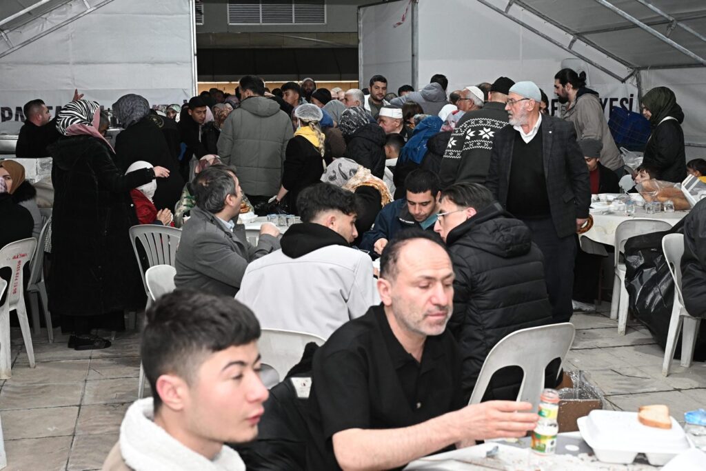 Başkan Başdeğirmen Vatandaşlarla Sahurda Buluştu: Bin Aydan Hayırlı Gece İhya Edildi Isparta Belediye Baskani Sukru Basdegirmen Kadir Gecesinde Vatandasla Bulustu3