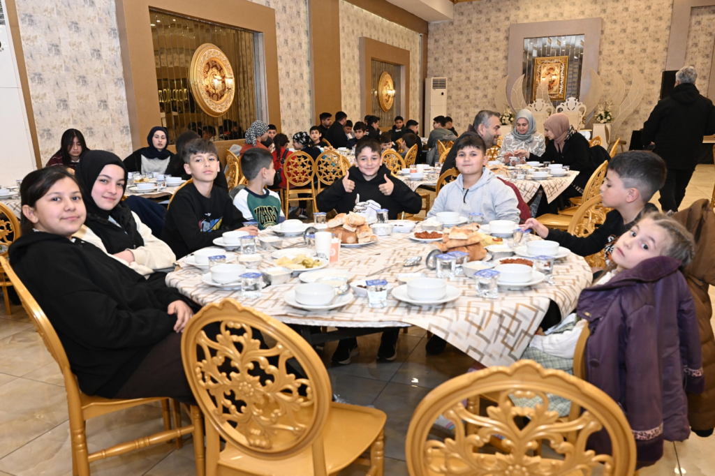 Sidre Mahallesi'nde 12 Yıllık Gelenek: Şükrü Başdeğirmen Çocuklarla İftarda Buluştu Isparta Belediye Baskani Sukru Basdegirmen Sidre Mahallesi Geleneksel Cocuk Iftarinda Miniklerle Bulustu2