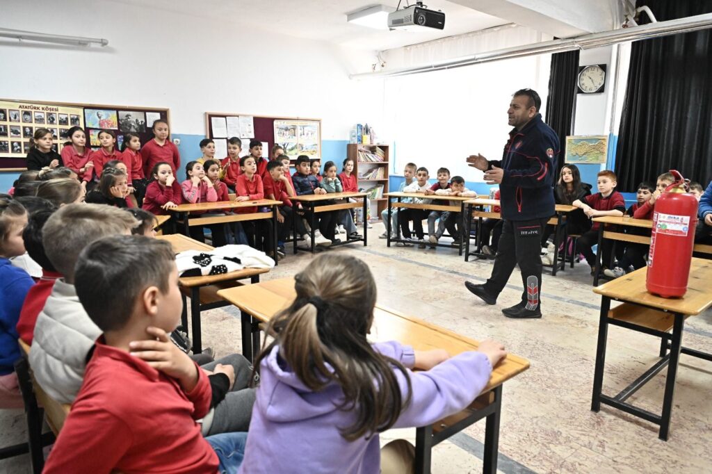 Isparta'da İtfaiye Ekipleri Sahada: 37 Bin Öğrenciye Yangına Karşı Eğitim Verildi Isparta Itfaiye Egitimi Minikler