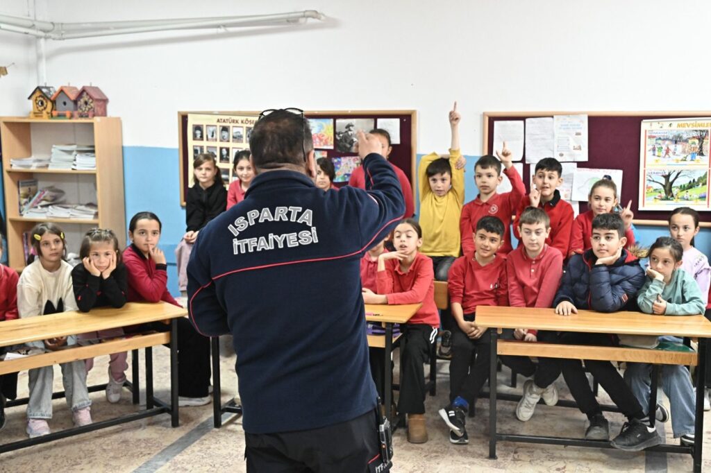 Isparta'da İtfaiye Ekipleri Sahada: 37 Bin Öğrenciye Yangına Karşı Eğitim Verildi Isparta Itfaiye Egitimi Minikler2