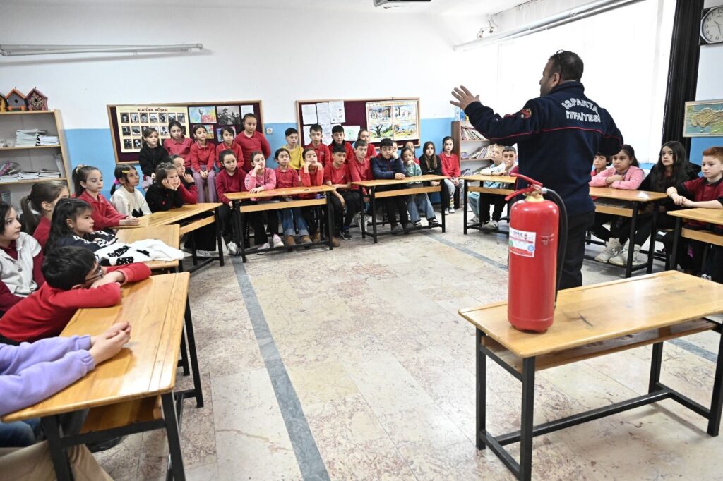 Isparta'da İtfaiye Ekipleri Sahada: 37 Bin Öğrenciye Yangına Karşı Eğitim Verildi Isparta Itfaiye Egitimi Minikler3