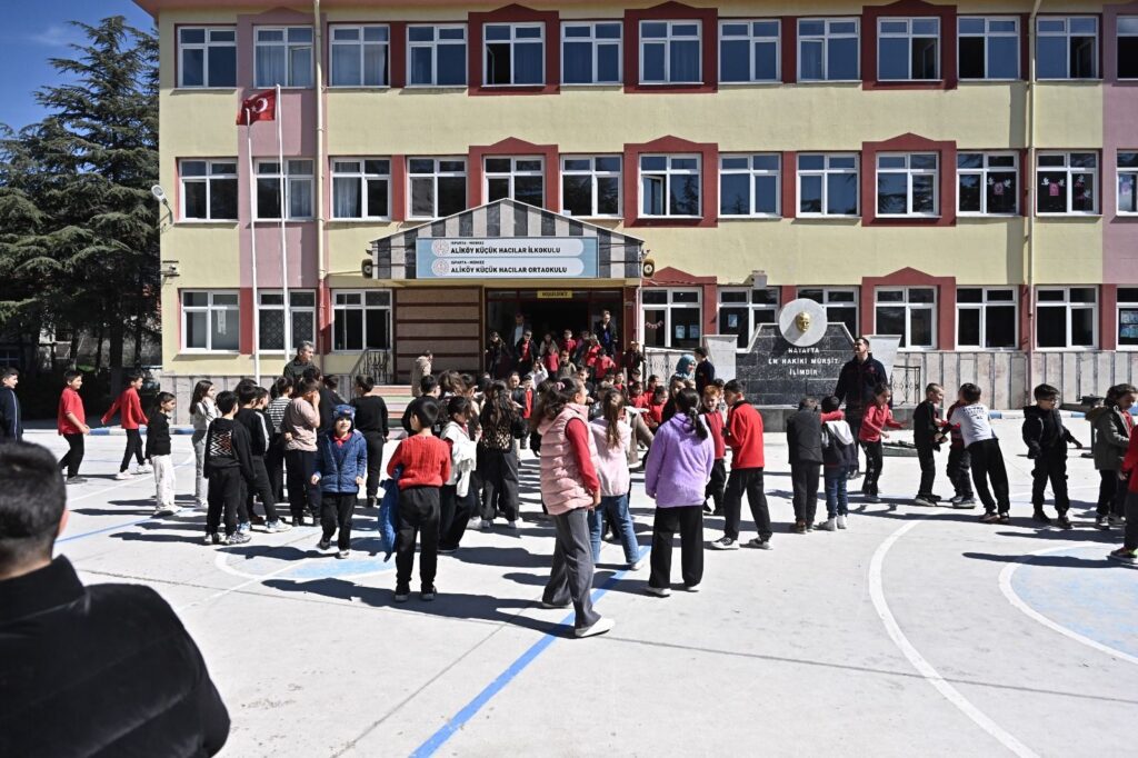 Isparta'da İtfaiye Ekipleri Sahada: 37 Bin Öğrenciye Yangına Karşı Eğitim Verildi Isparta Itfaiye Egitimi Minikler4