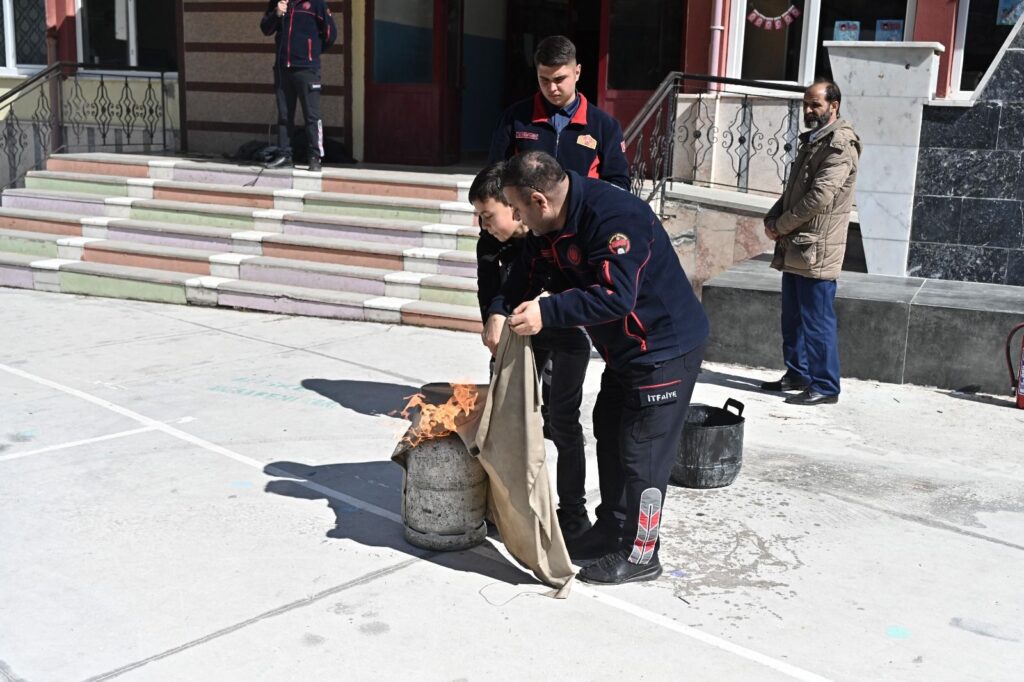 Isparta'da İtfaiye Ekipleri Sahada: 37 Bin Öğrenciye Yangına Karşı Eğitim Verildi Isparta Itfaiye Egitimi Minikler5