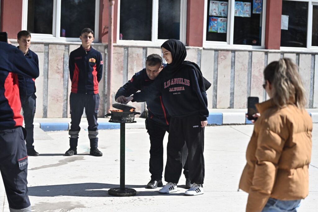 Isparta'da İtfaiye Ekipleri Sahada: 37 Bin Öğrenciye Yangına Karşı Eğitim Verildi Isparta Itfaiye Egitimi Minikler6