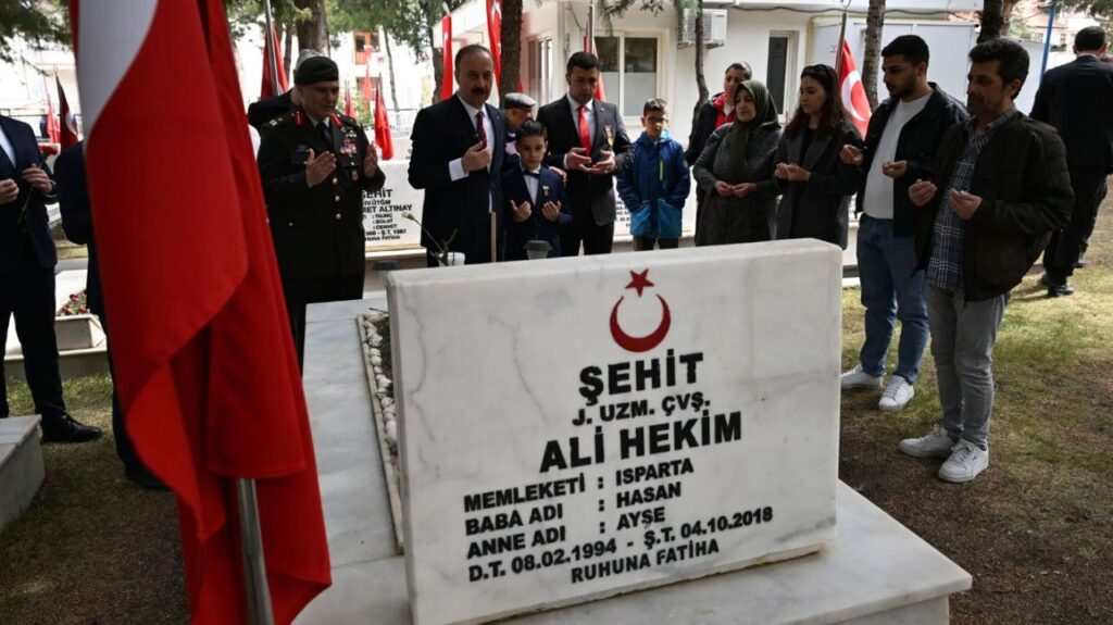 Vali Erin'den Şehit Ailelerine Başsağlığı: "Emanetlerine Sahip Çıkmak Boynumuzun Borcu" Isparta Sehitler Ziyareti Vali