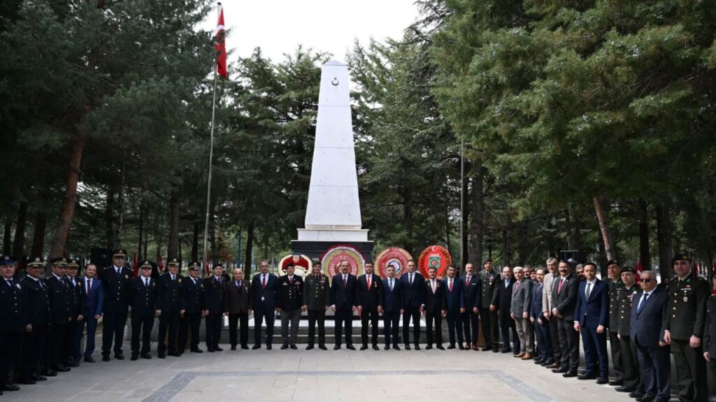Vali Erin'den Şehit Ailelerine Başsağlığı: "Emanetlerine Sahip Çıkmak Boynumuzun Borcu" Isparta Sehitler Ziyareti Vali2