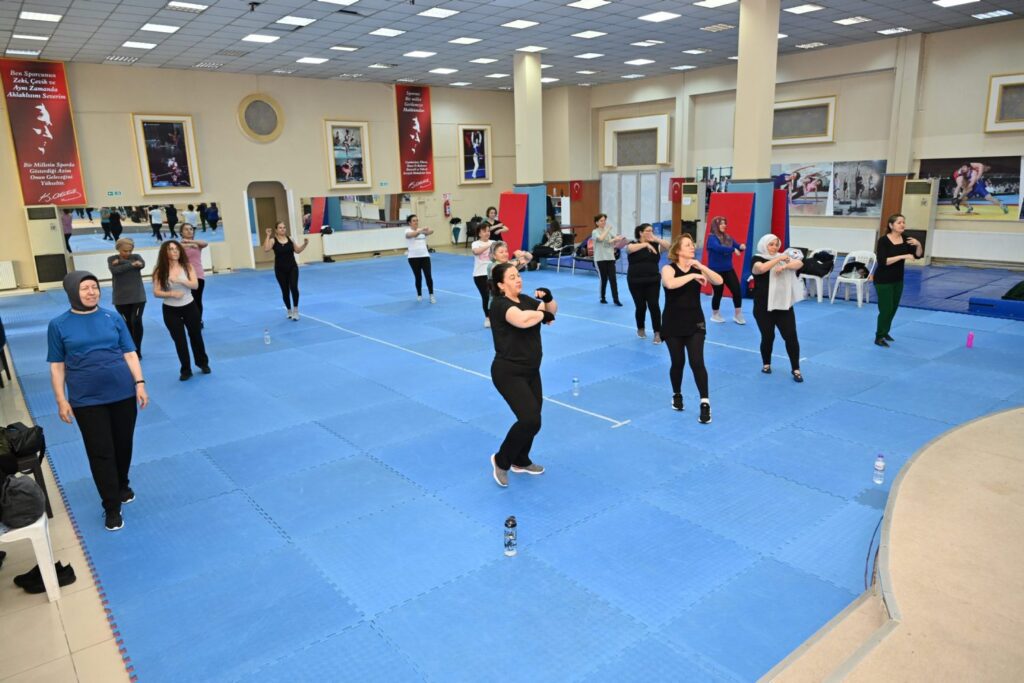 Başkan Şükrü Başdeğirmen'den Kadınlara Spor Desteği: Zumba Kursları Yoğun İlgi Görüyor Kadinlar Zubma 2